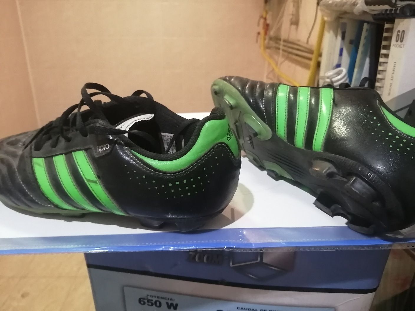 Продам кроссовки Adidas футбольные с шипами оригинал оригинал. Куплено