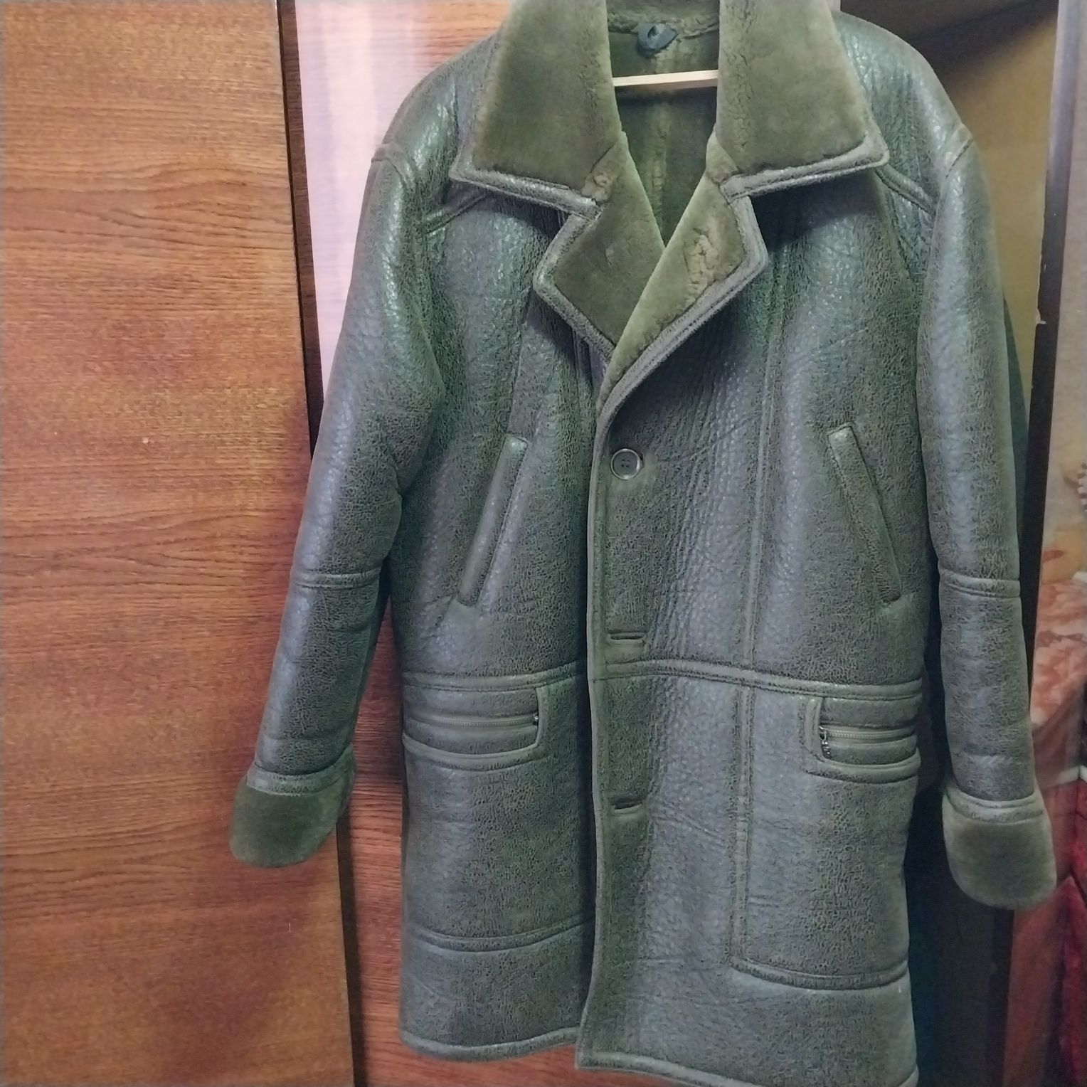 Продам костюм двойка,костюм тройка,шапку,дубленку...