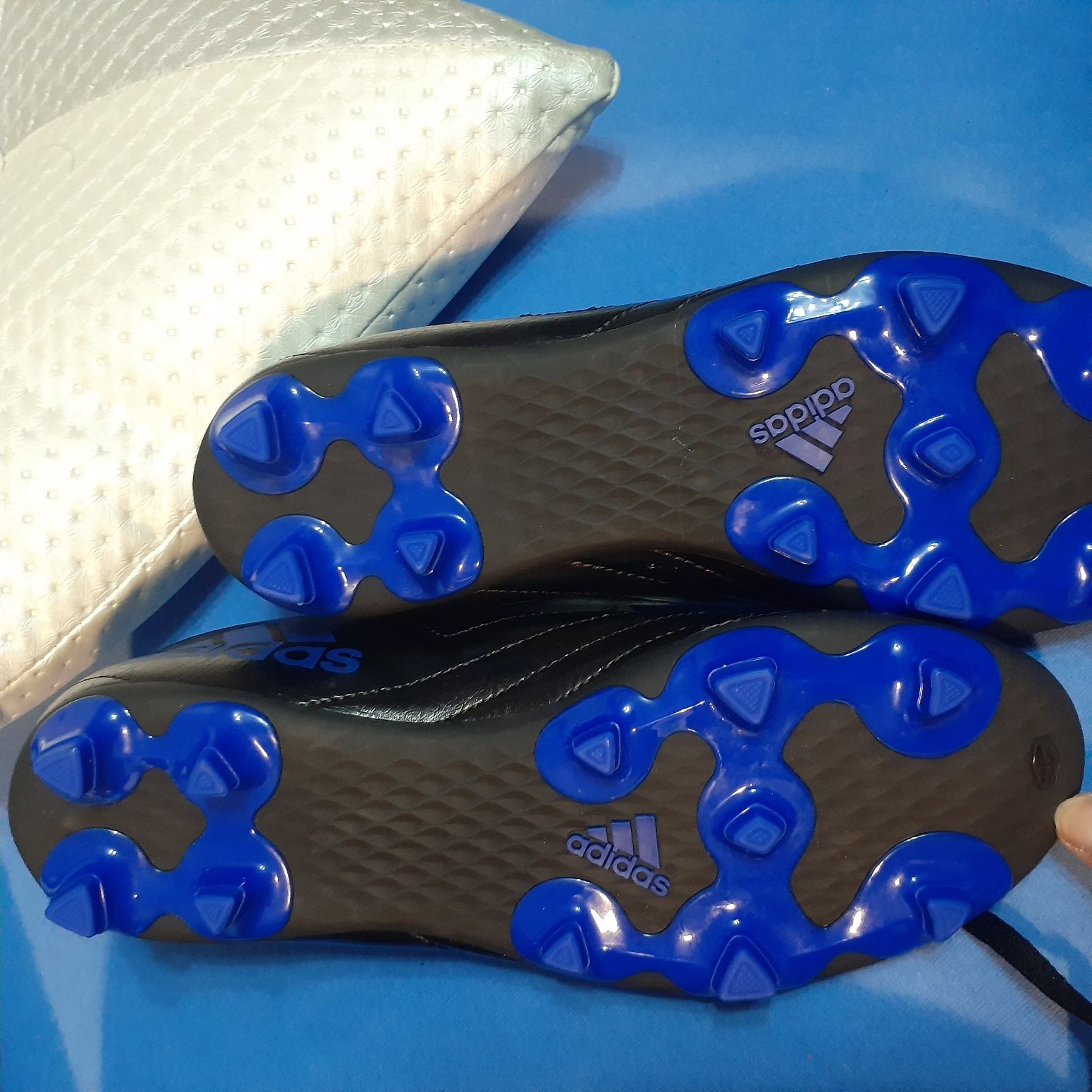 СРОЧНО! Бутсы Adidas, 100% оригинал!  В наличии 34, 36,5 и 38,5 размер