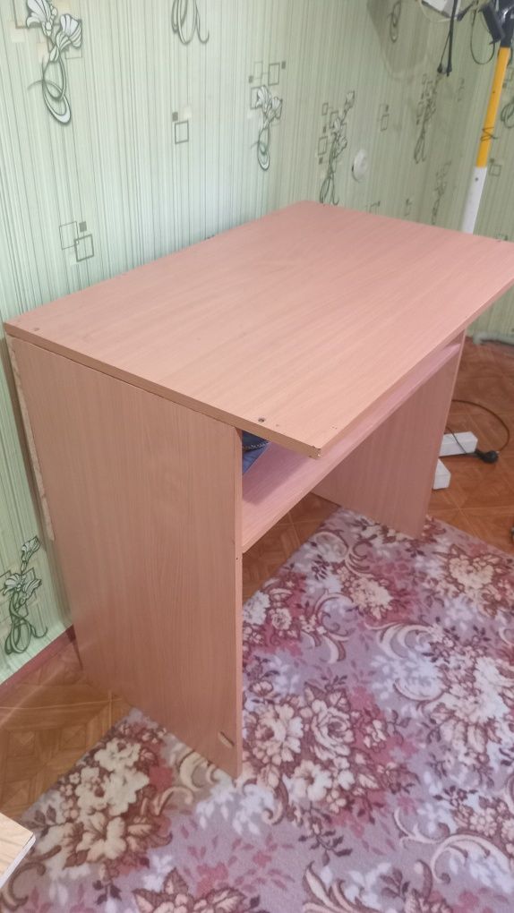 Парта немесе компьютер столы сатылады  ,жақсы жағдайда