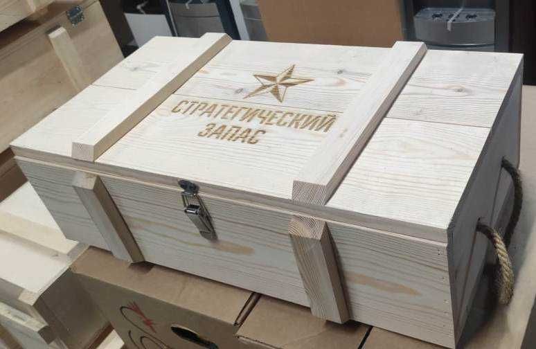 Корзины с фруктами напитками сладостями с оформлением на 8 марта