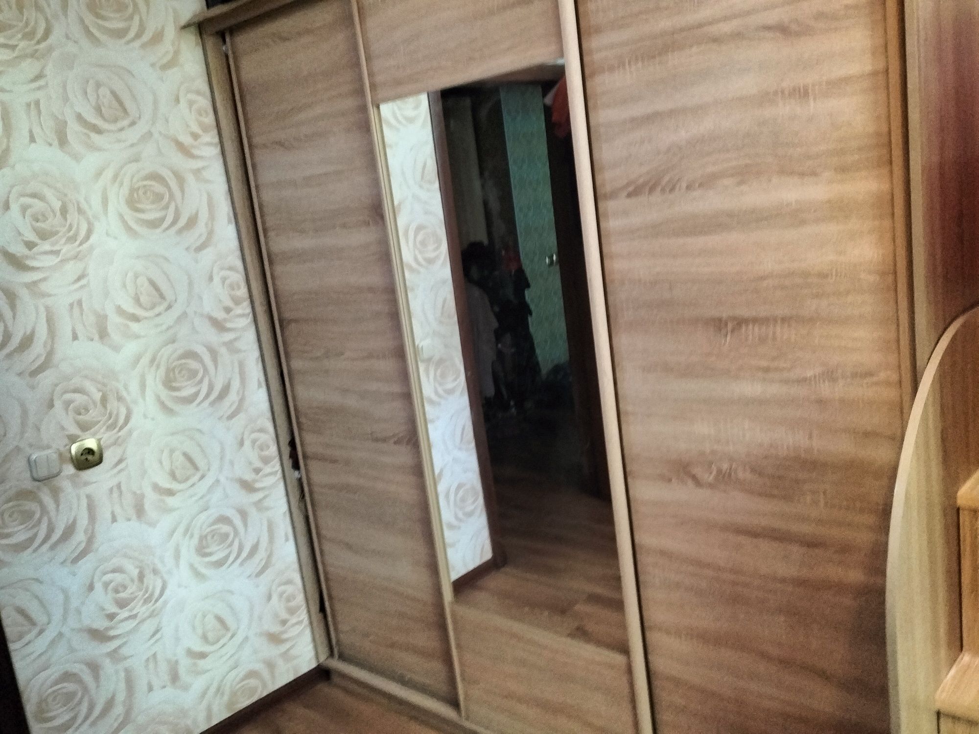 Продам 3-дверный купейный шкаф с зеркалом 2-шт.