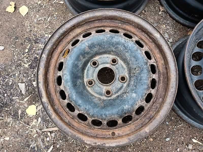Продам оригинальные железные диски на Ауди 100, А4 R15