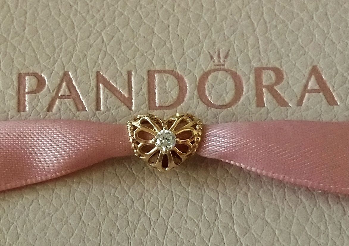Золотой шарм Pandora / Пандора. Pandora Floral pendant in 14k gold.