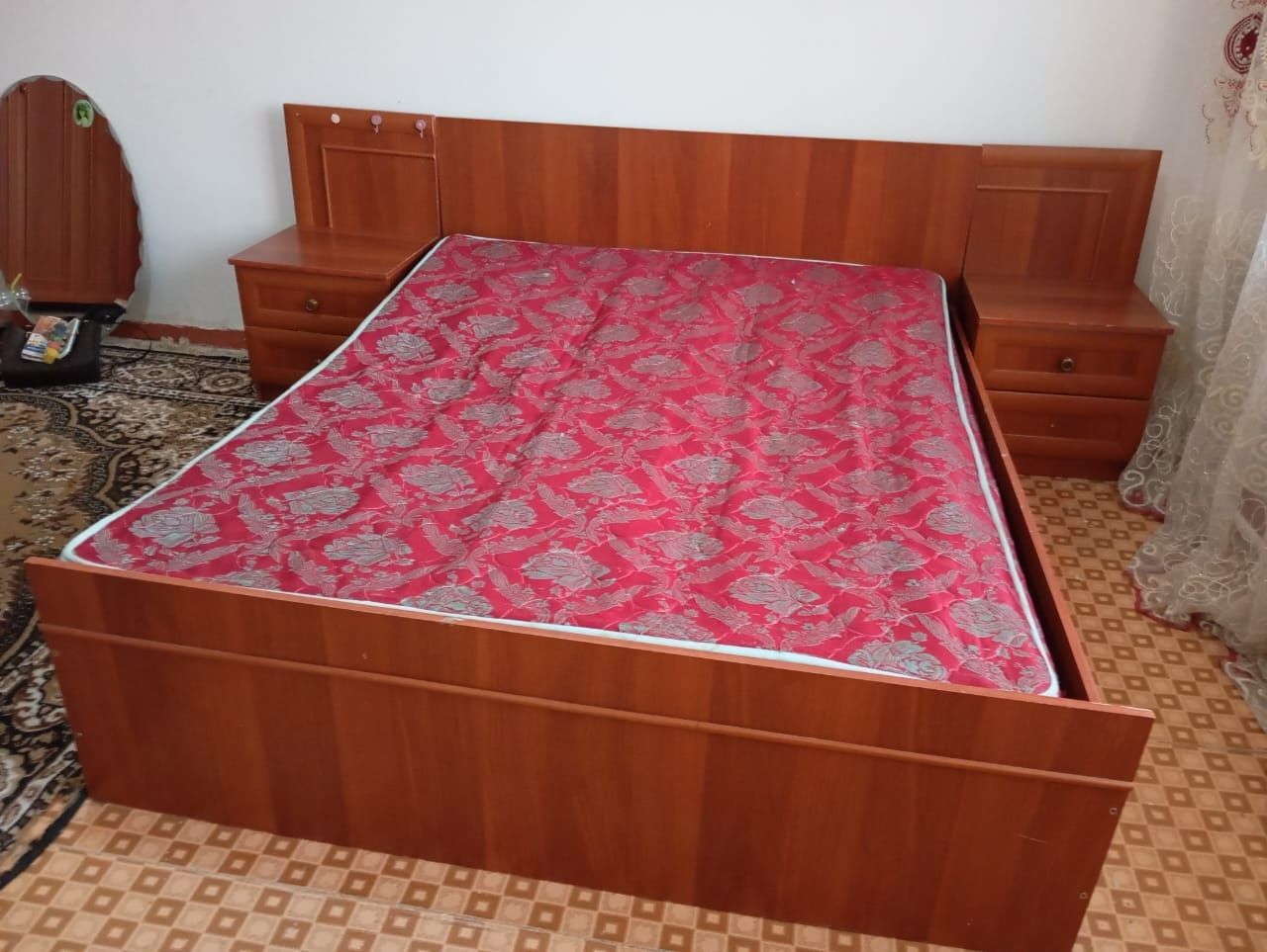 Срочно продаётся спальный гарнитур с матрасым состания отличная