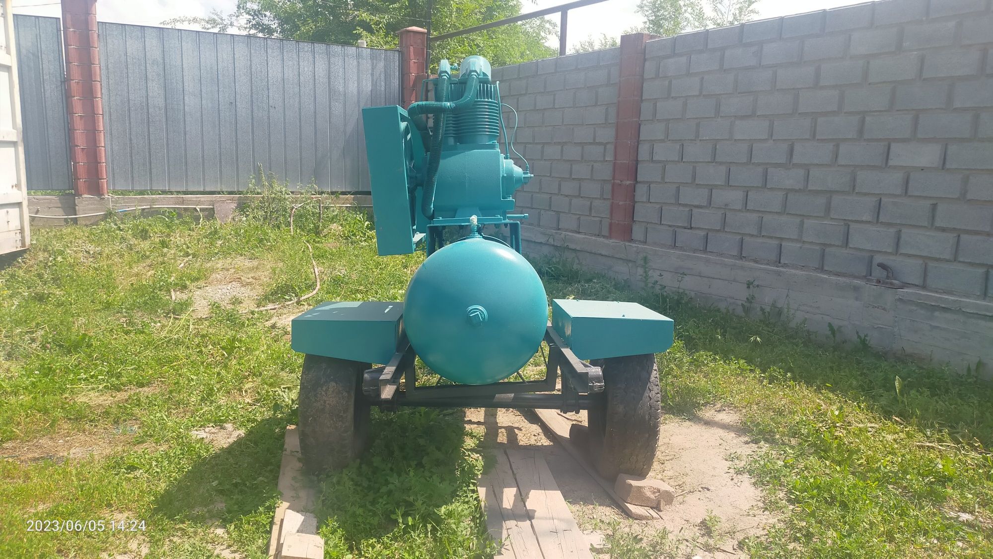Продам компрессор Champion на  колесах