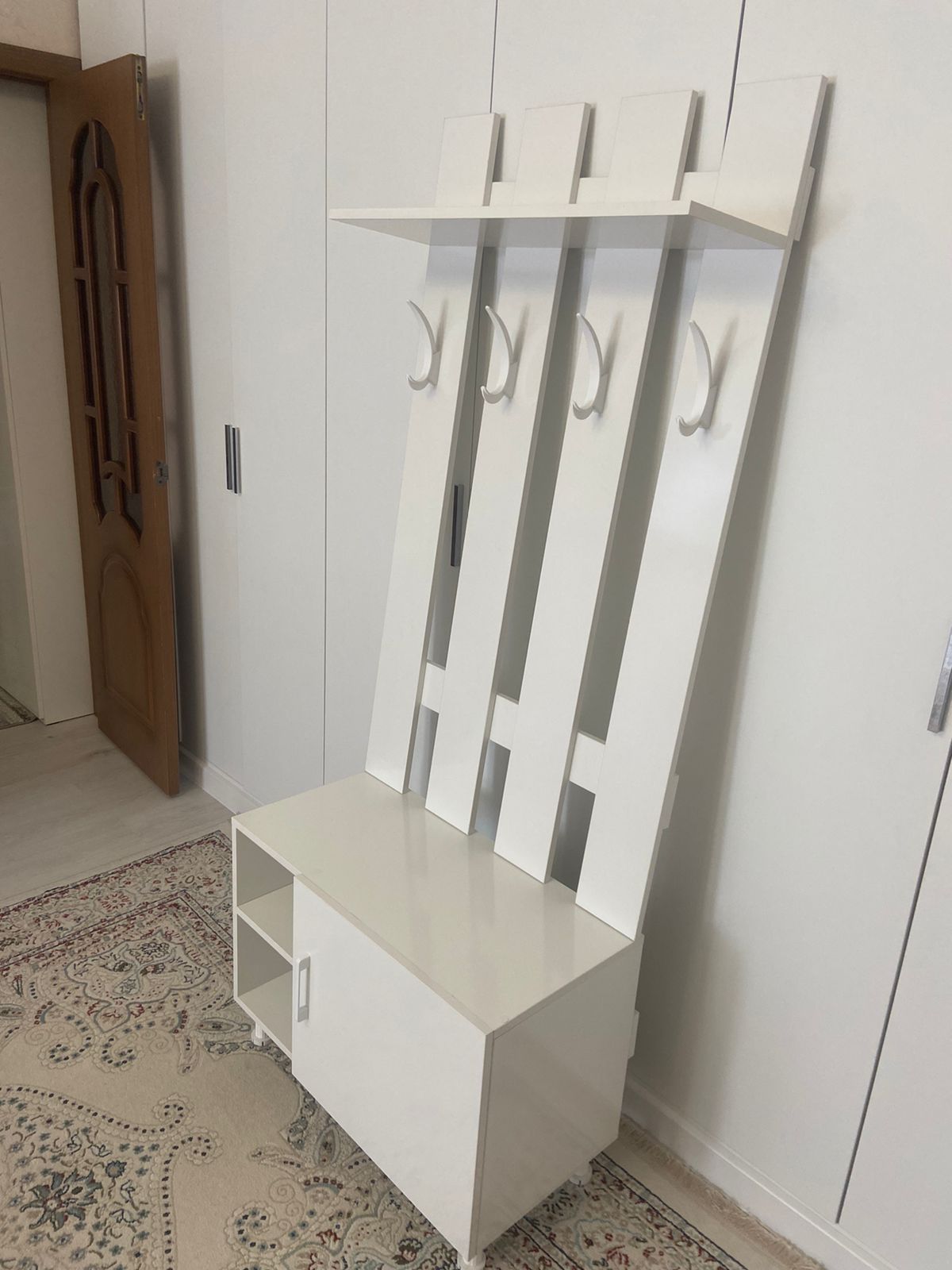 Продам вешалку в прихожую