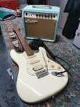 Электрогитара Stratocaster+комбоусилитель+ремень+кабель. Комплект