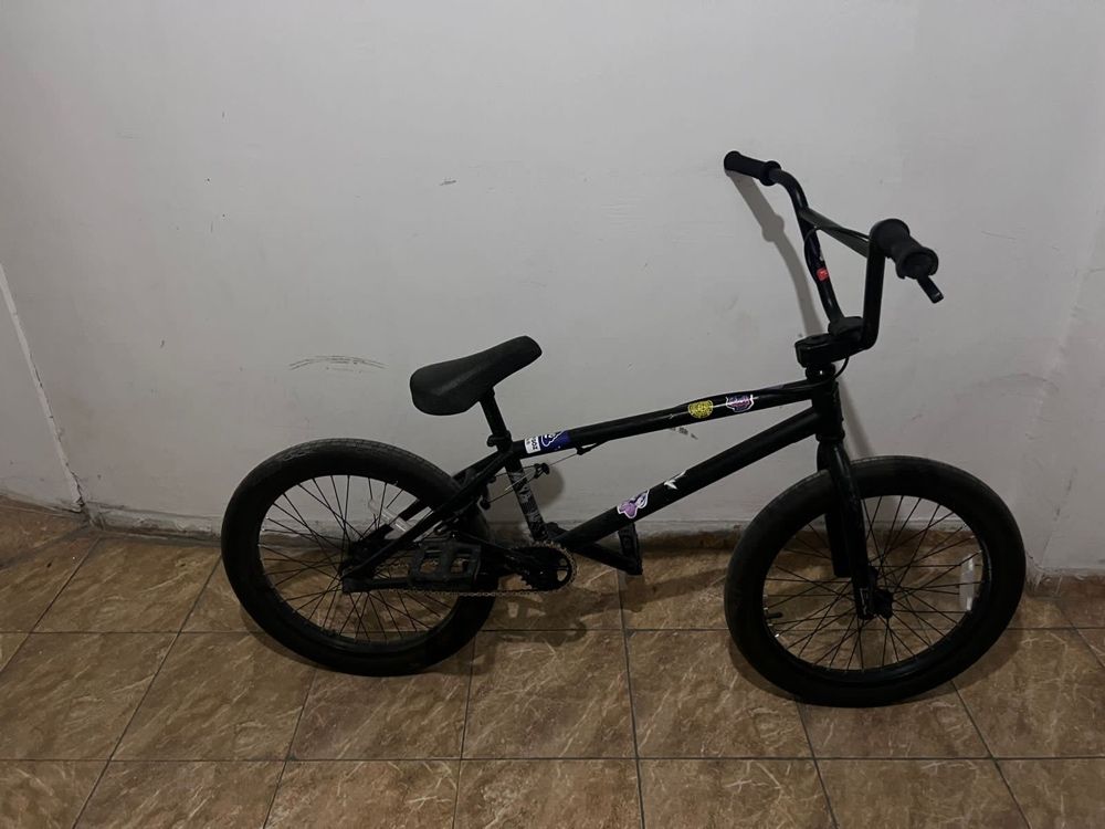 Продам вело-трюковой BMX чёрный