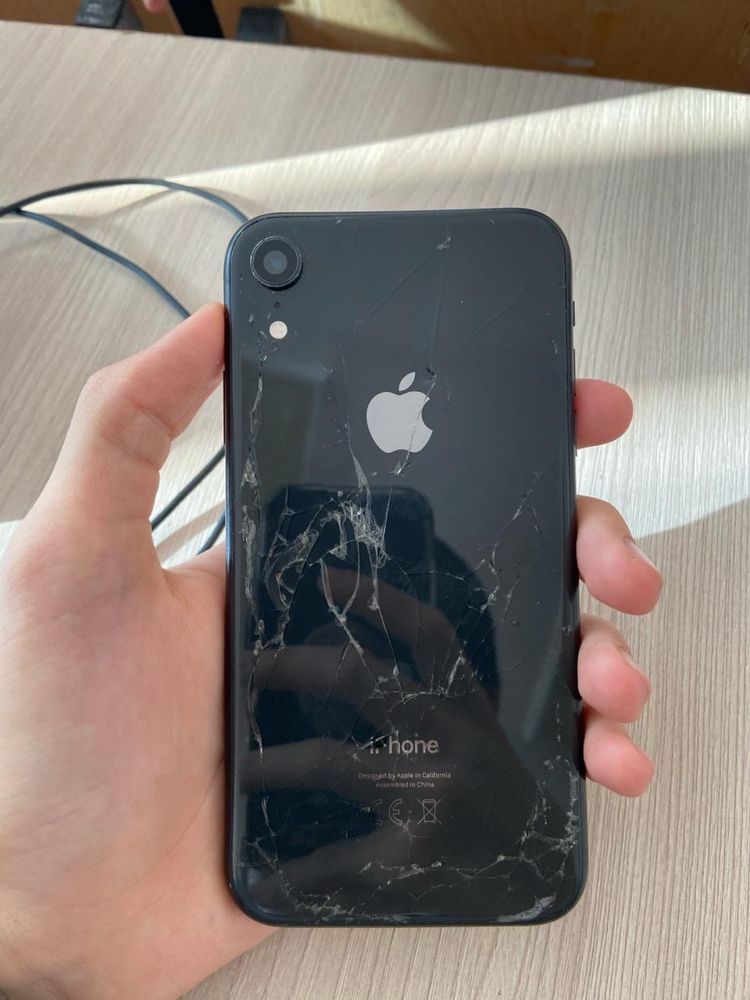Iphone xr йомкость 77 задняя стекло сломана