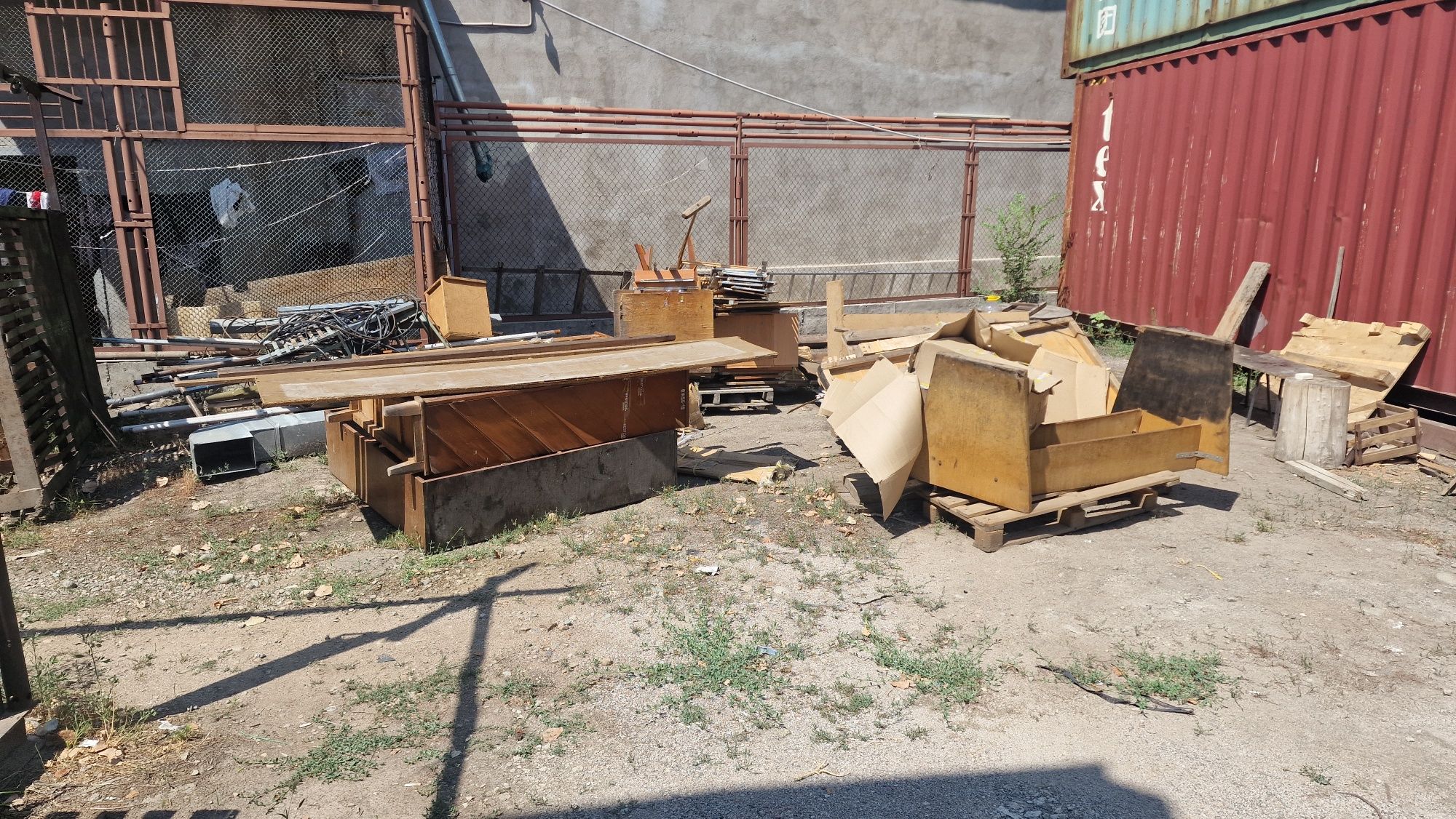 Старая мебель и доски
