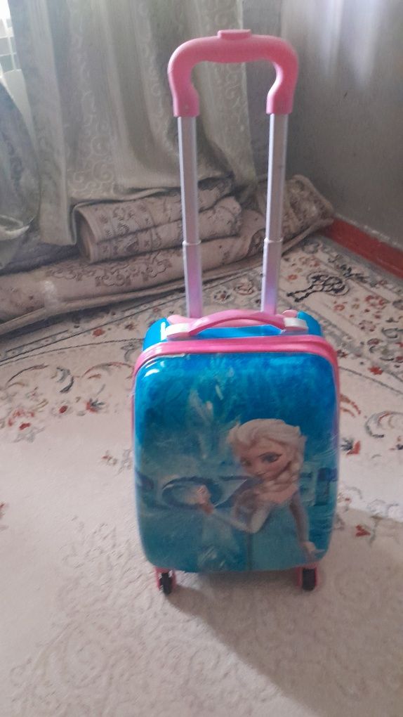 Чемодан детский.продаю