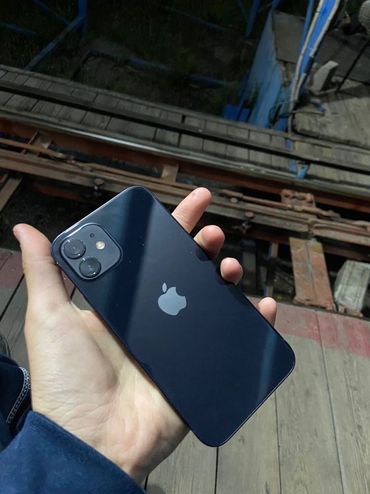 Продам iPhone 12
