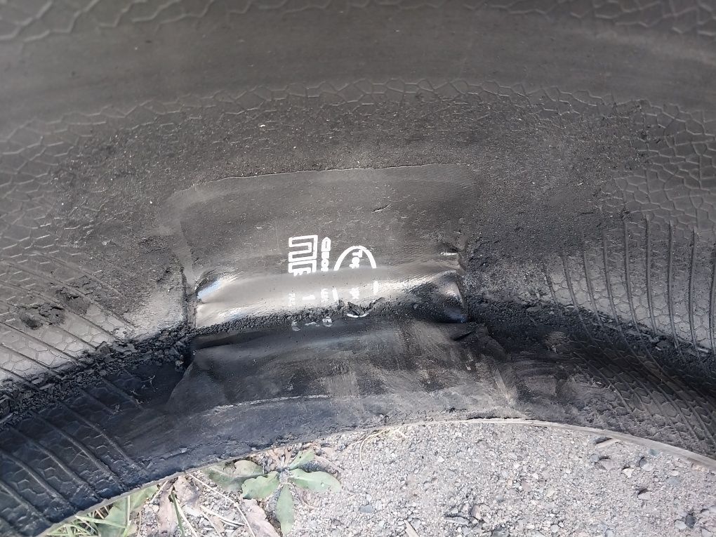 2 шины 225 40 R18. На одной боковая латка.
