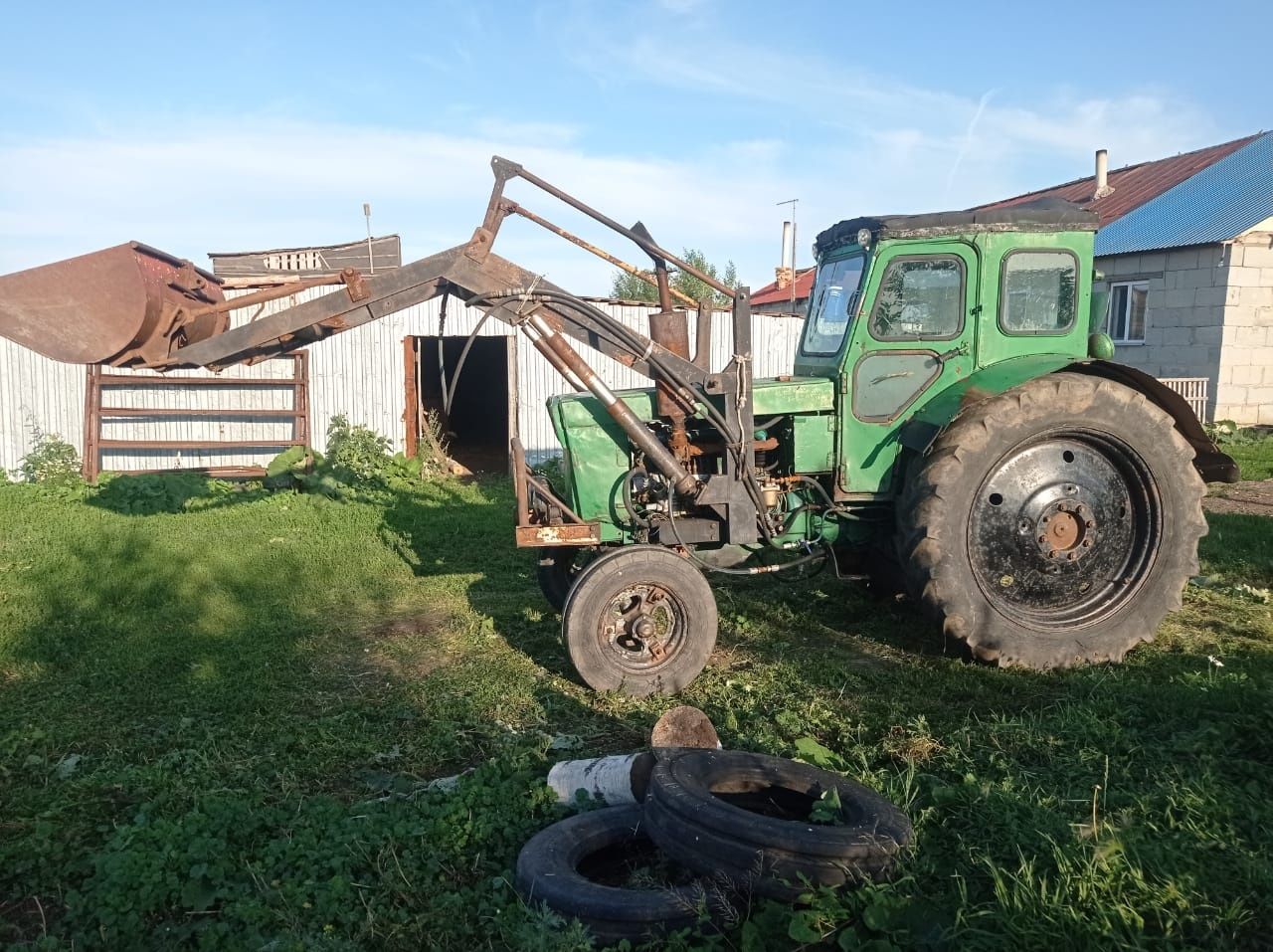 Продам трактор Т 40   с ковшом, вилами.
