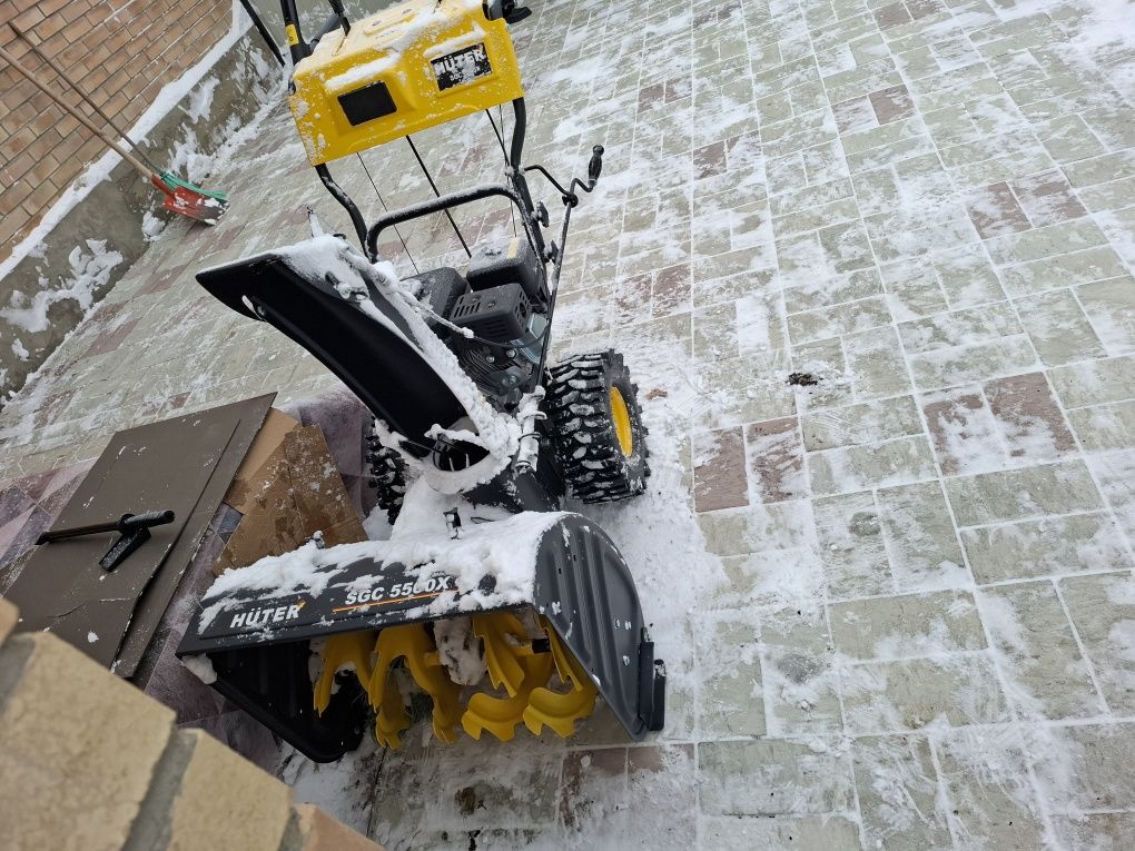 Продам снегоуборщик Huter SGC 5500X
