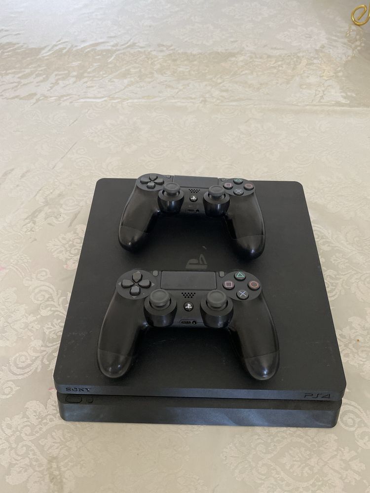 Продам playstation 4 slim 1 тб в отличном состаяние и 15 дисков