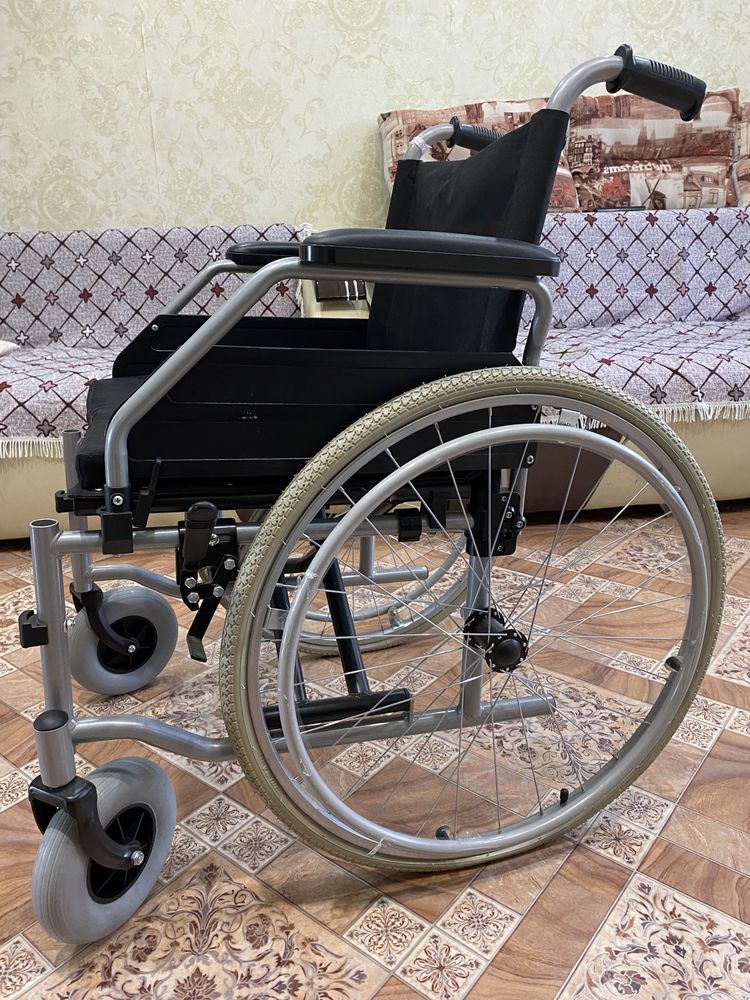 Коляска для людей с ограниченными возможностями