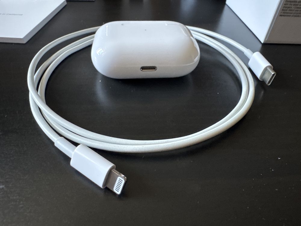 Кейс оригинал от AirPods Pro с поддержкой MagSafe + Ligthning шнур