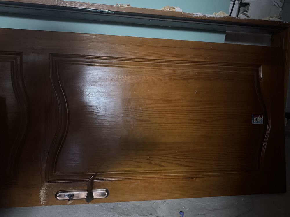 Продам деревянную дверь