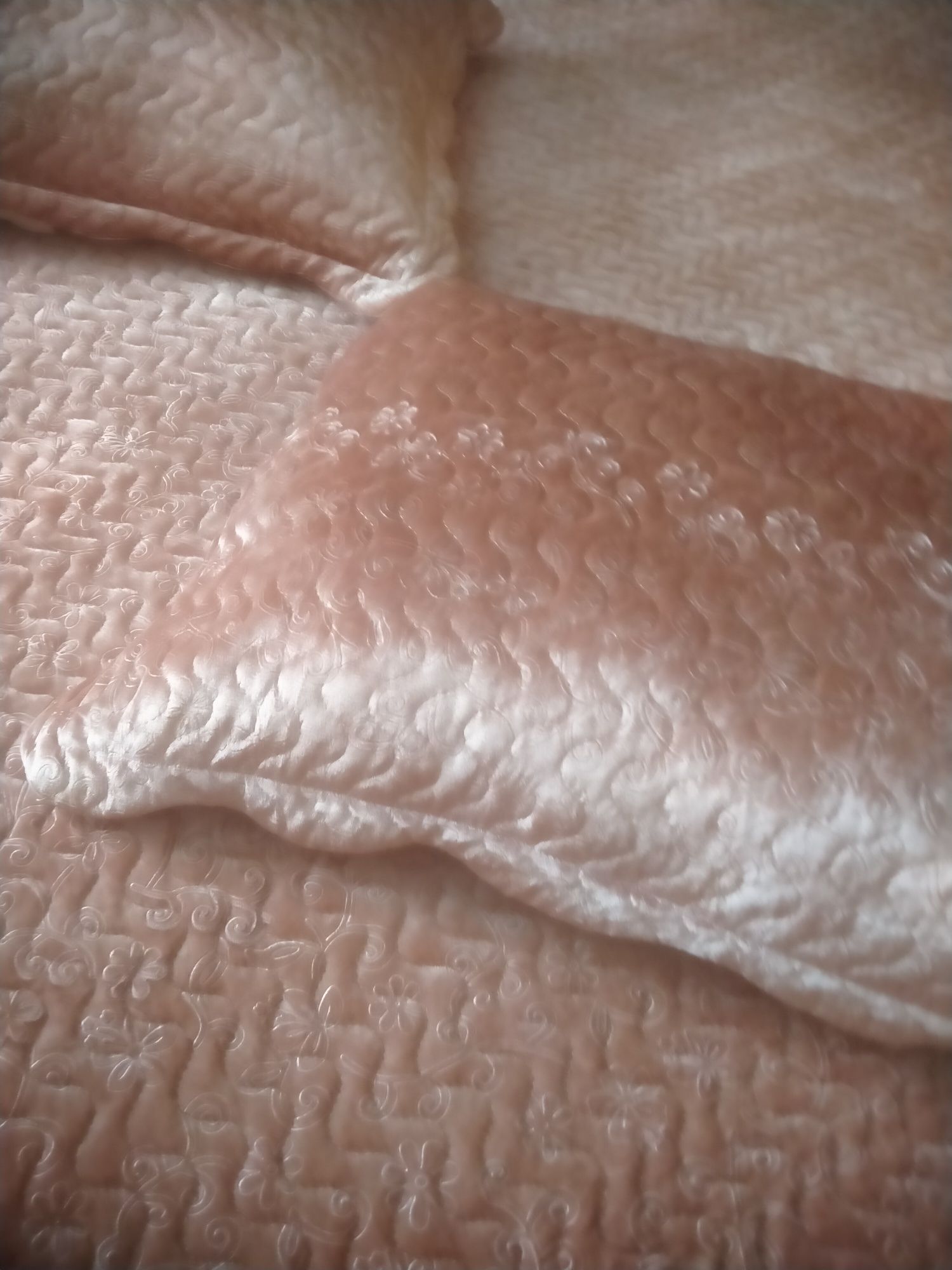 Продам покрывало на двухспальную  кровать