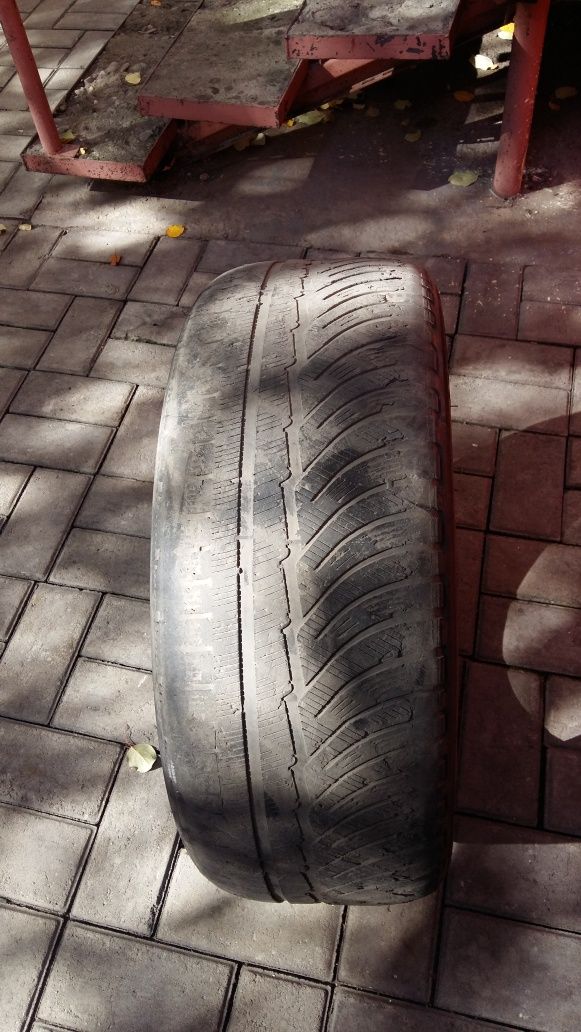 Продам всезезонную шину 245/45/19