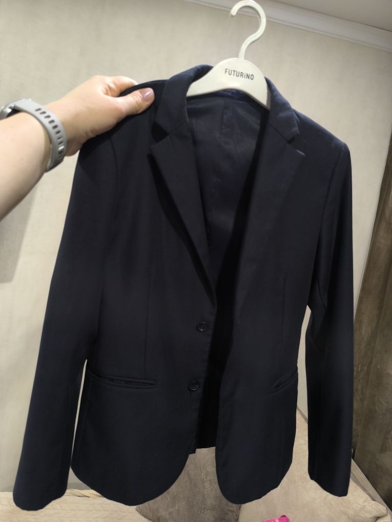 Продам школьный костюм 146 размера