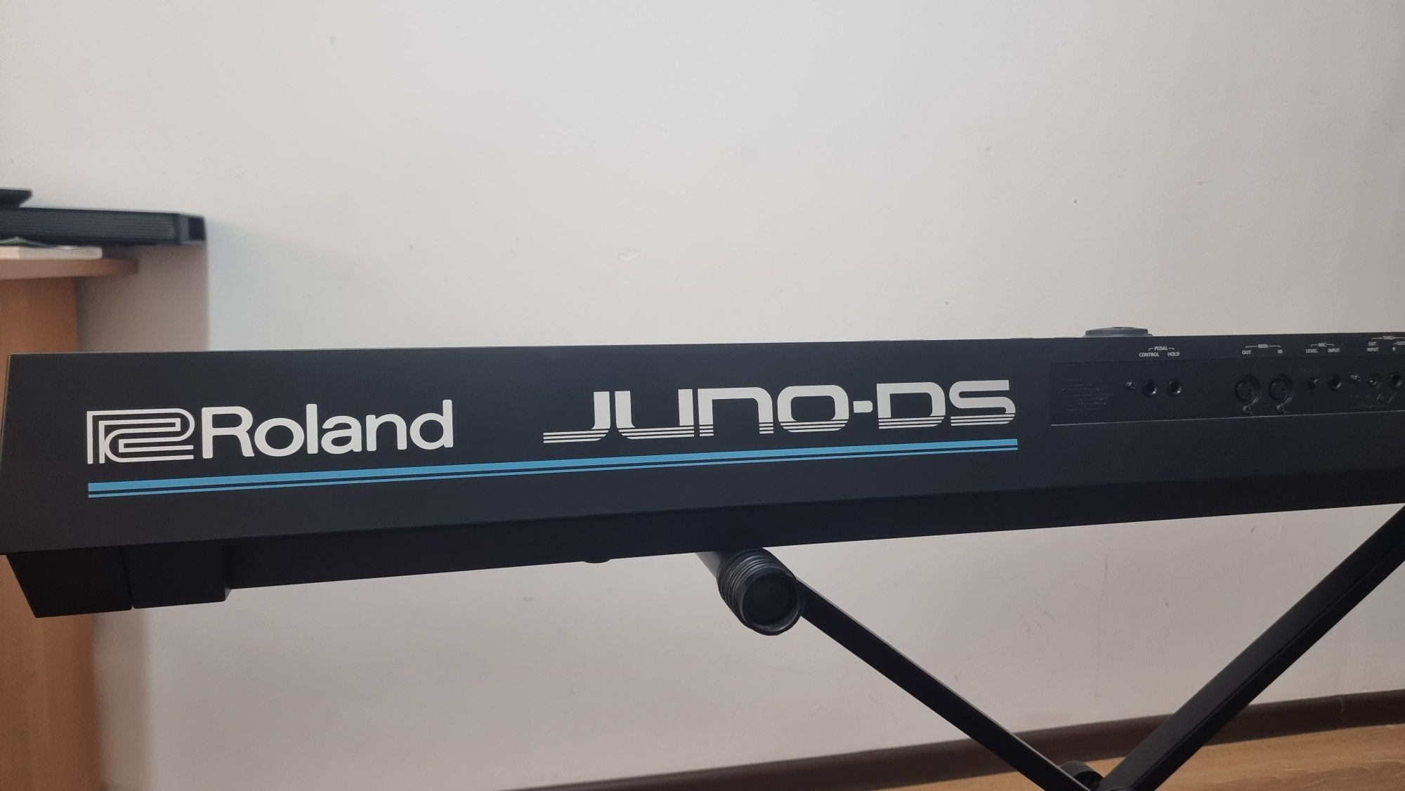 Продаю Roland ds88 Juno