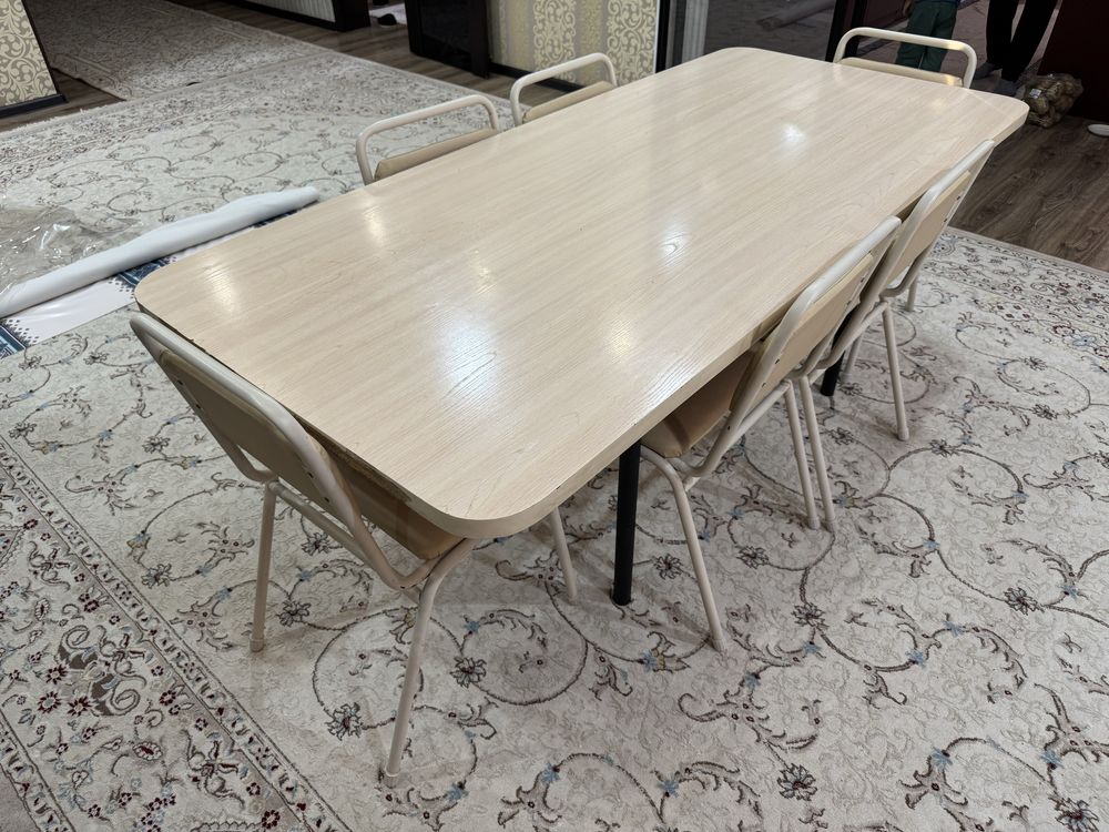 Стол со стульями