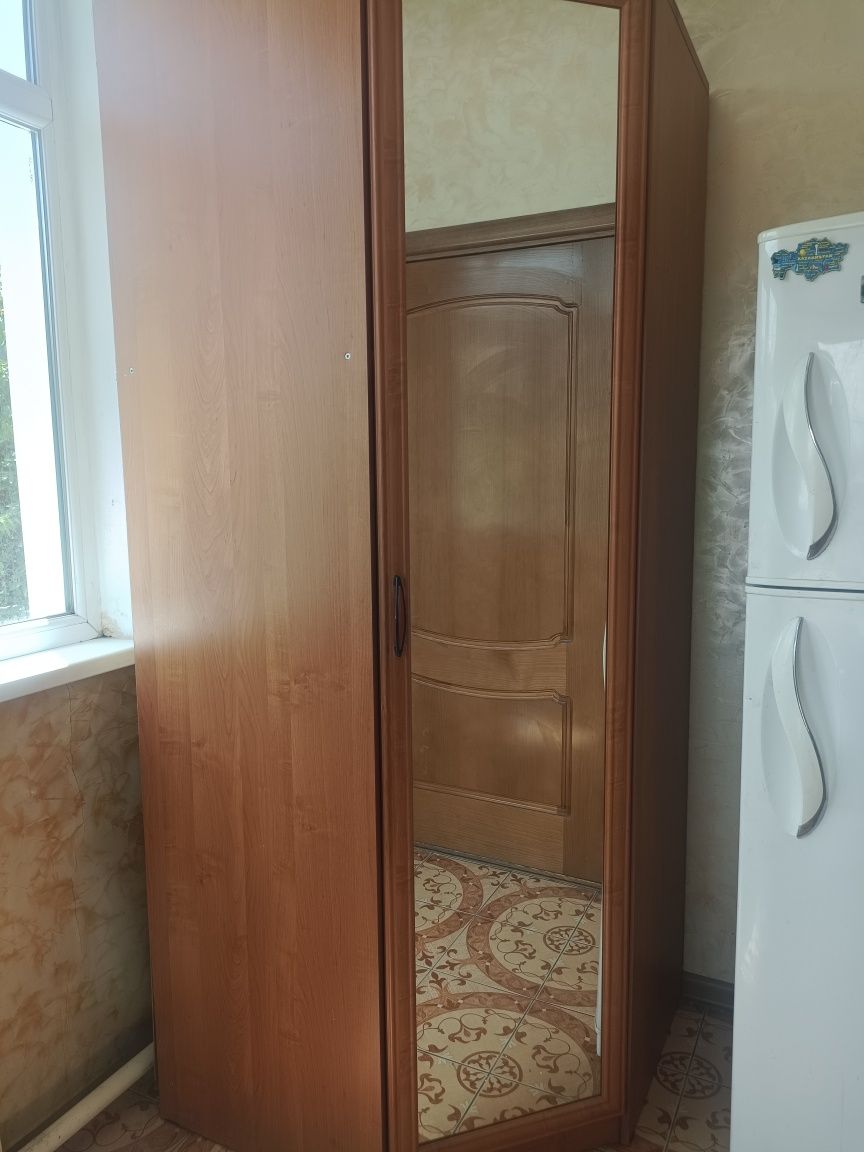 Шкаф угловой  в хорошем состояний