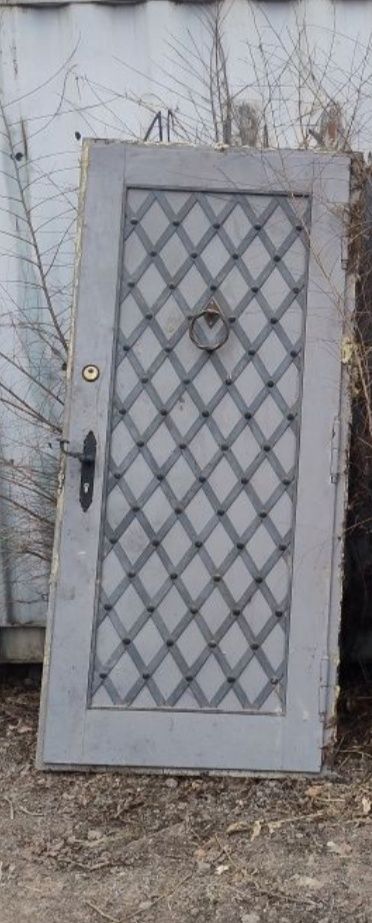 Продам дверь металлическую с ковкой
