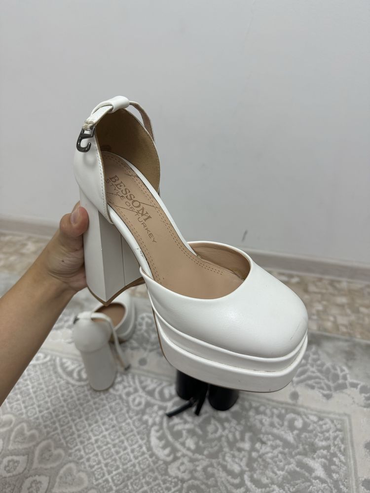Туфли модели VERSACE