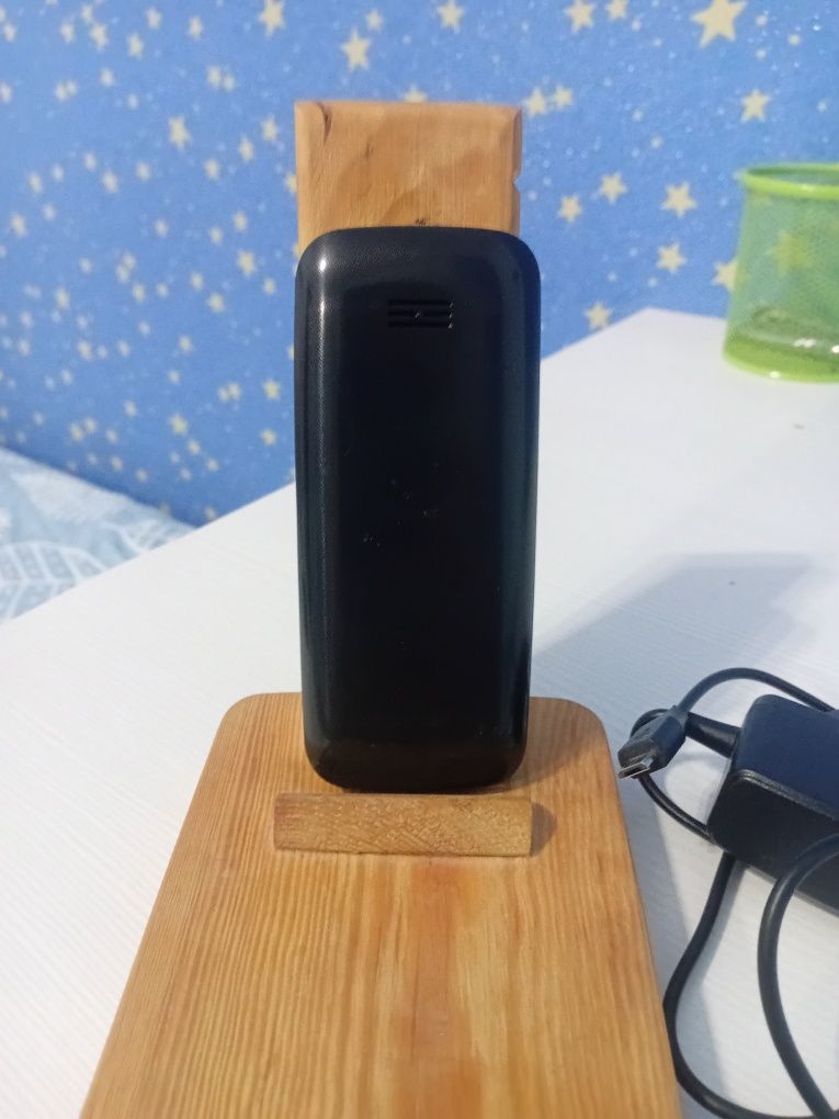 Продам кнопочный телефон