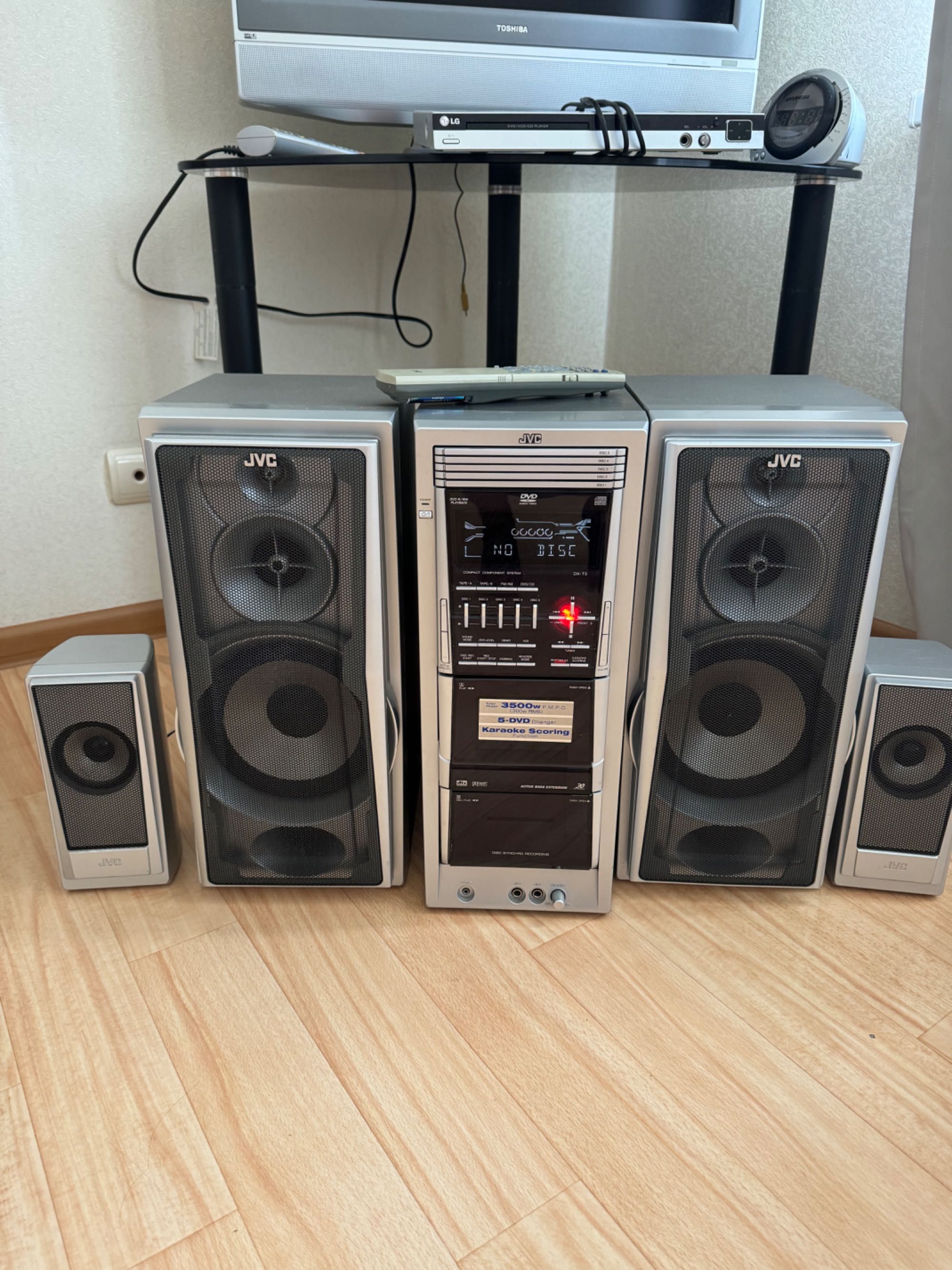 Комплект телевизор Toshiba, музыкальный центр JVC и столик.