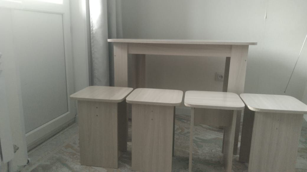 Продам стол с 4 табуретками