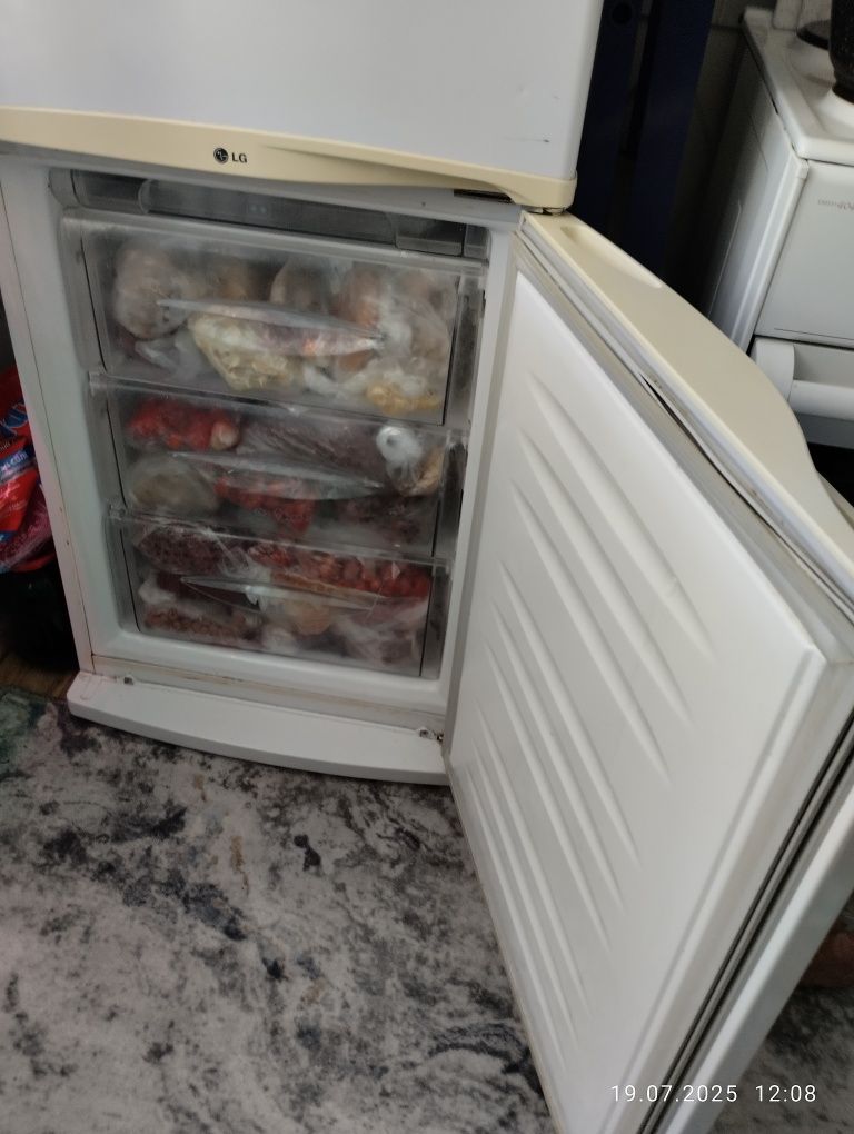 Продам холодильник б/у LG в рабочем состоянии,без ремонта .
