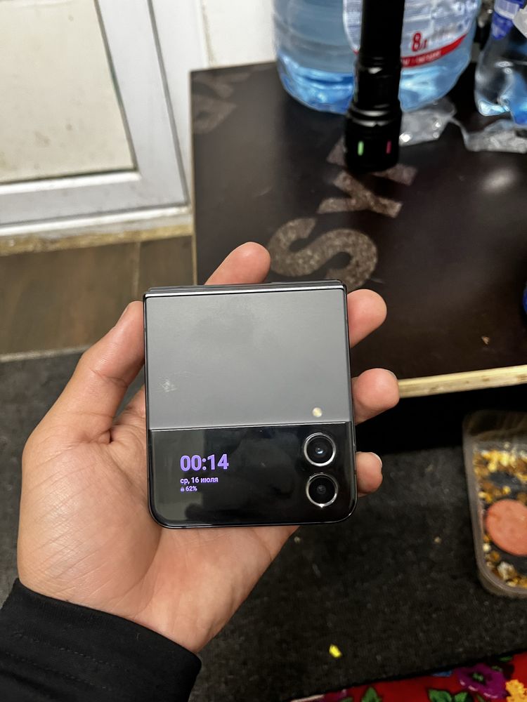 Прадаеться телефон Z flip 4