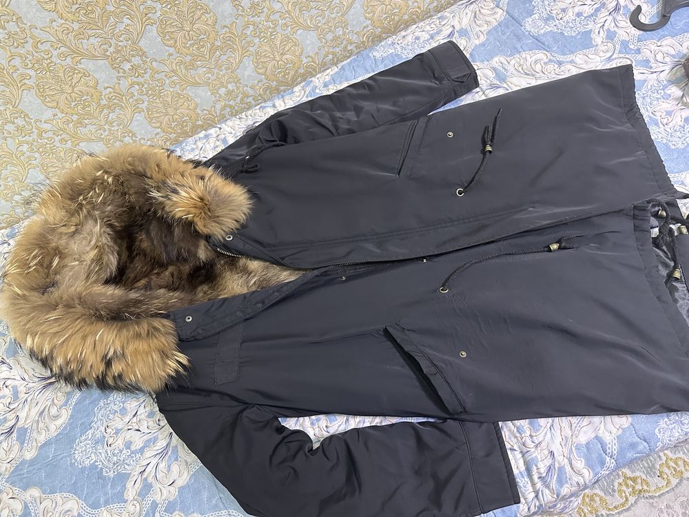 Продам Парку натуральгый мех очень теплая. Одивалась одну зиму.