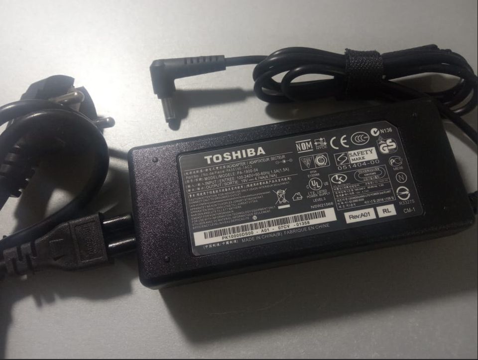 (тошиба) Toshiba на ноутбук (блок питания - зарядка - шнур) .