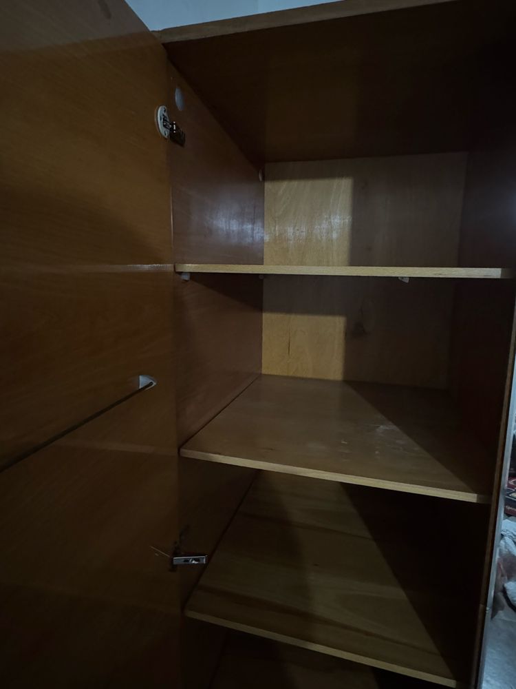 Продам 2 одиноковых  шкафа