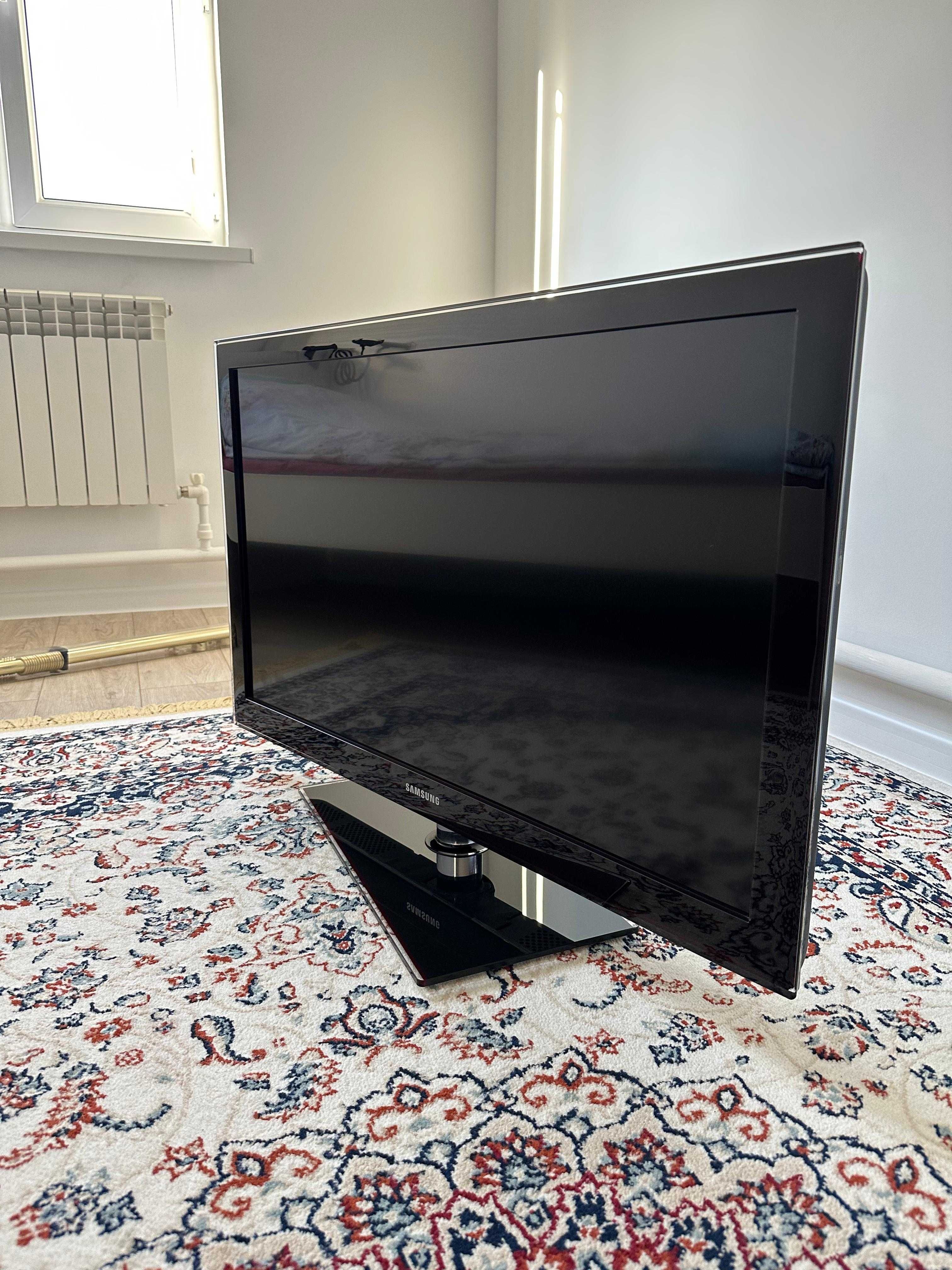 Телевизор Samsung LE40C550J1W черный