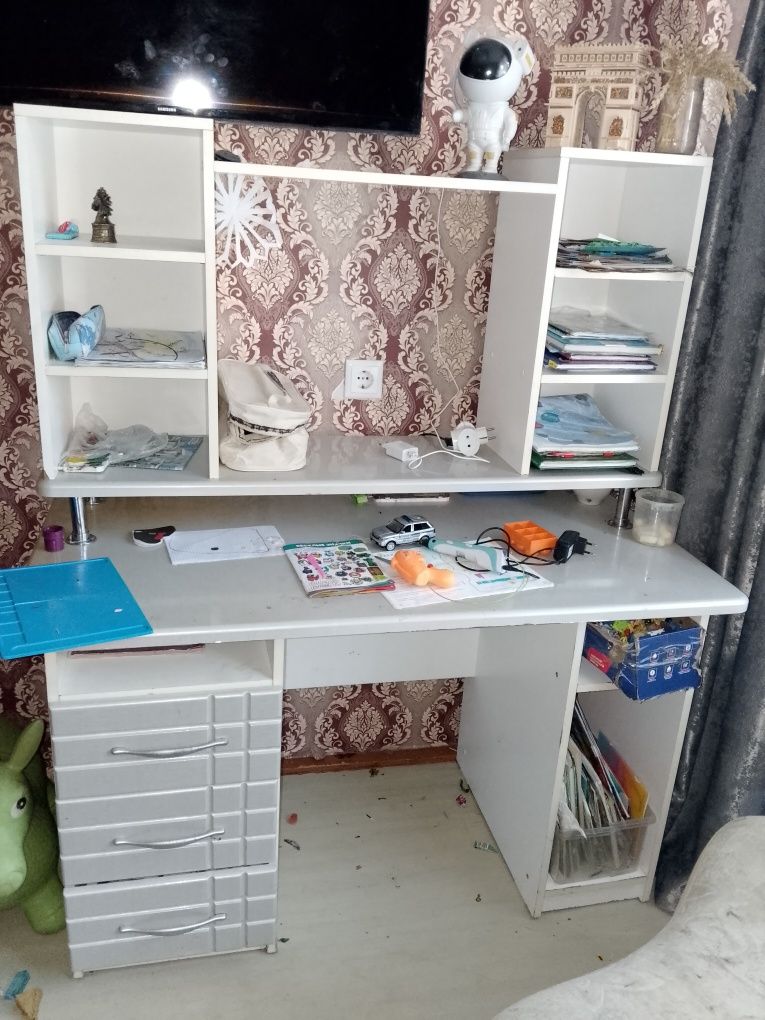 Продам срочно компьютерный стол