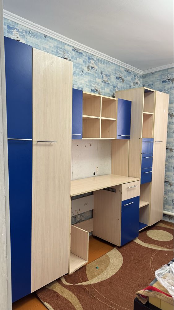 Шкаф, парта продается срочно