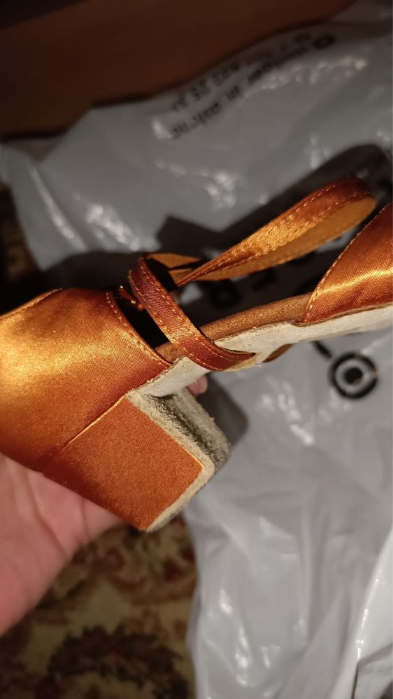 Продам бальное платье и туфли на девочку