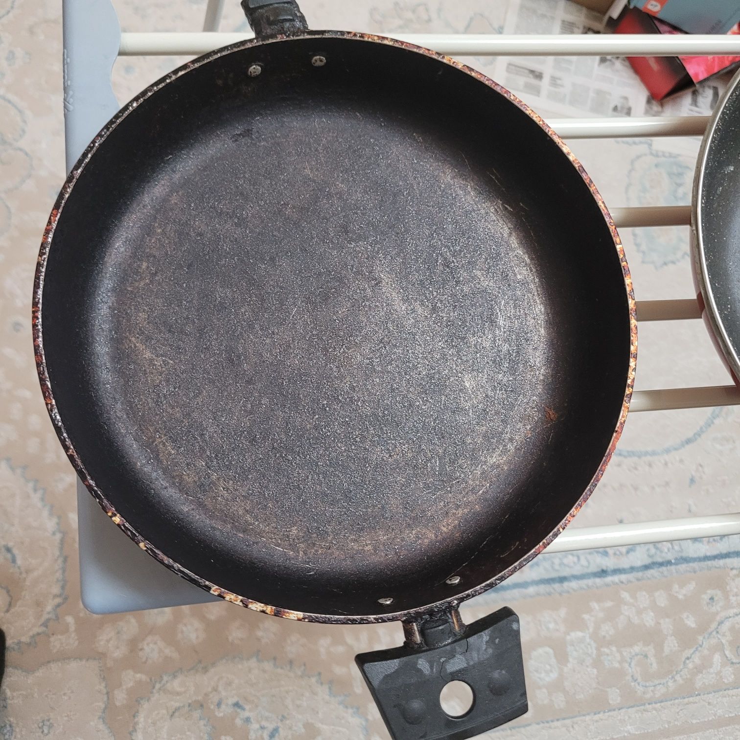 Кастрюли сковородки чайники