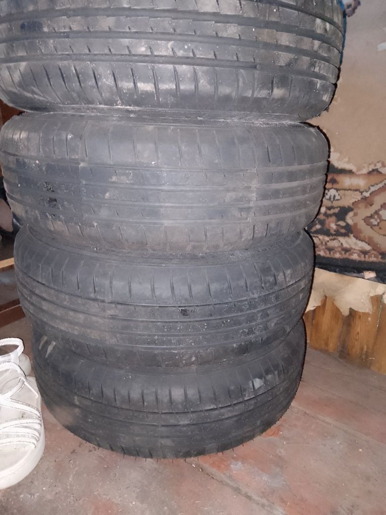 Продам комплект резины с дисками разболтовка универсальная