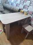 Продам кухонный стол 110×60 и две табуретки.
