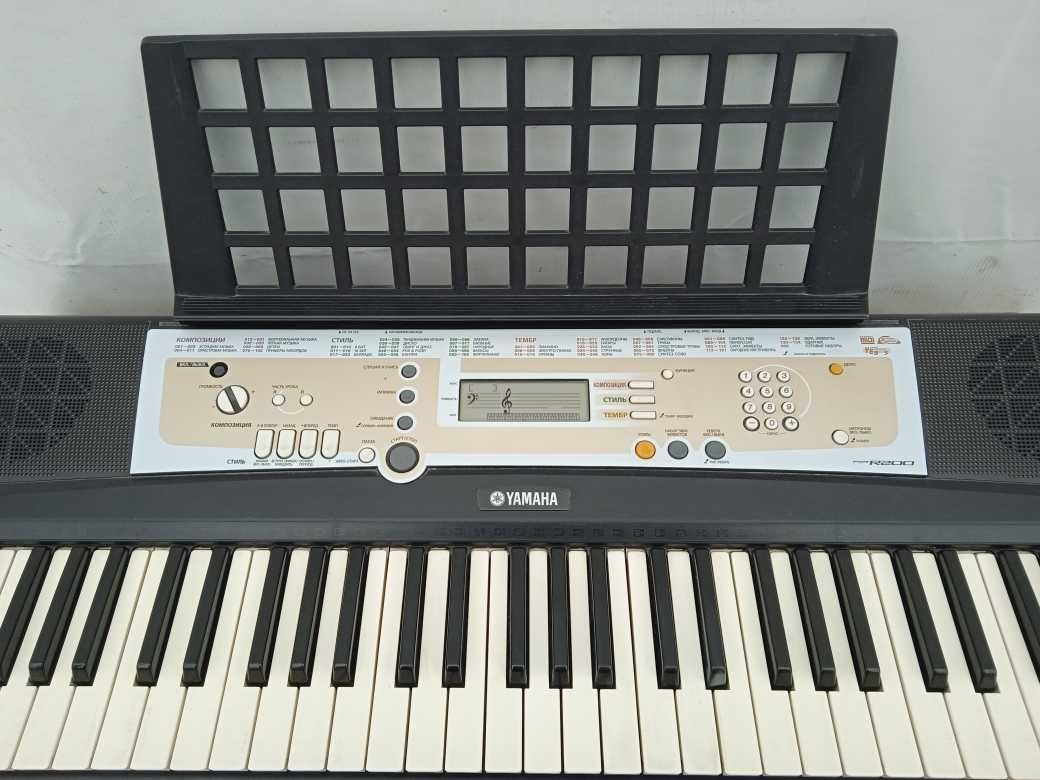 Синтезатор Yamaha на стойке с обучением
