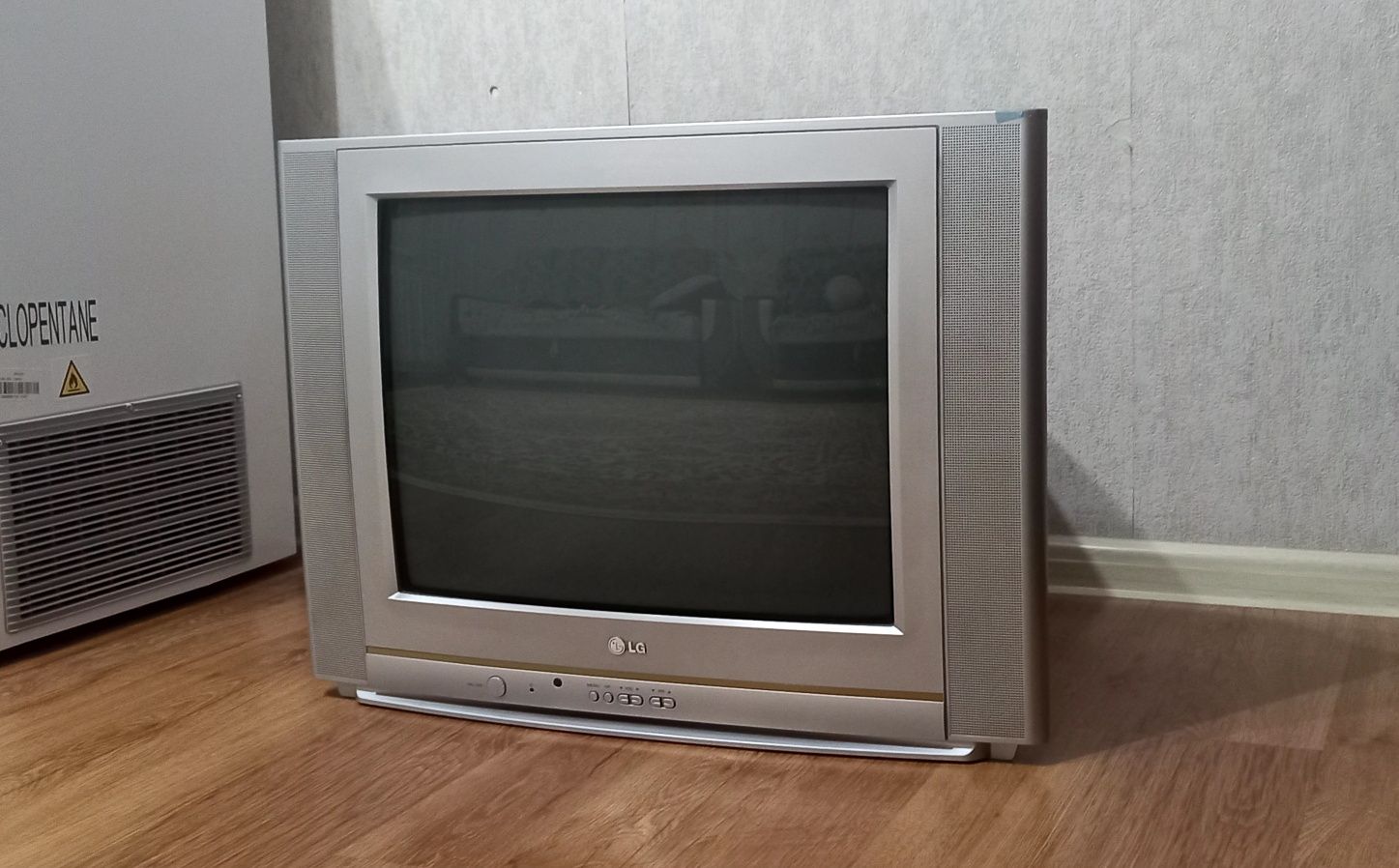 продам отличный телефизор LG