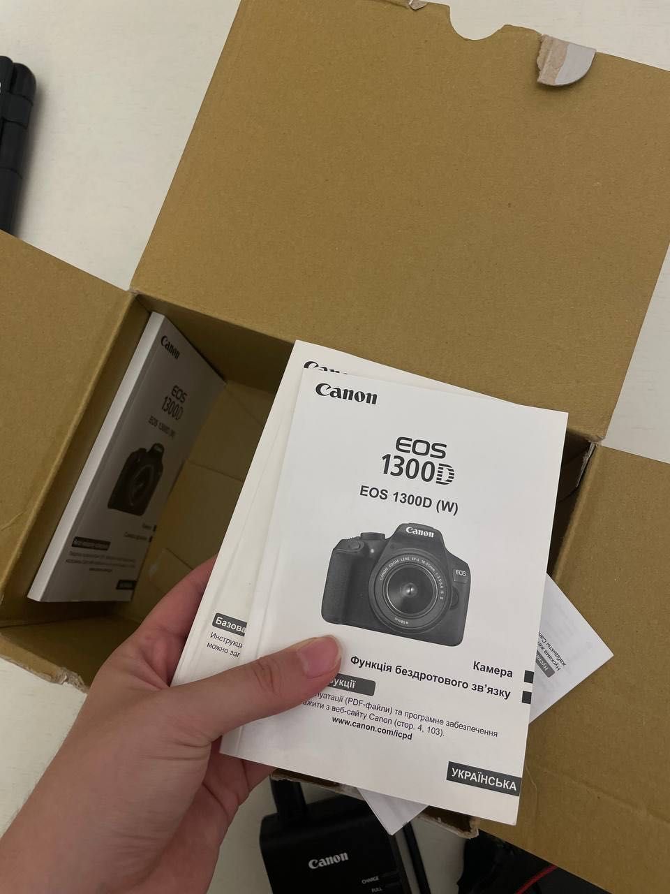 Цифровой Фотоаппарат Canon 1300D Kit 18-55mm + Штатив/Трипод